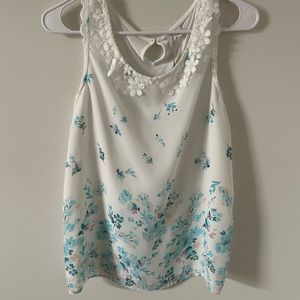 Small Lauren Conrad white flowery top!